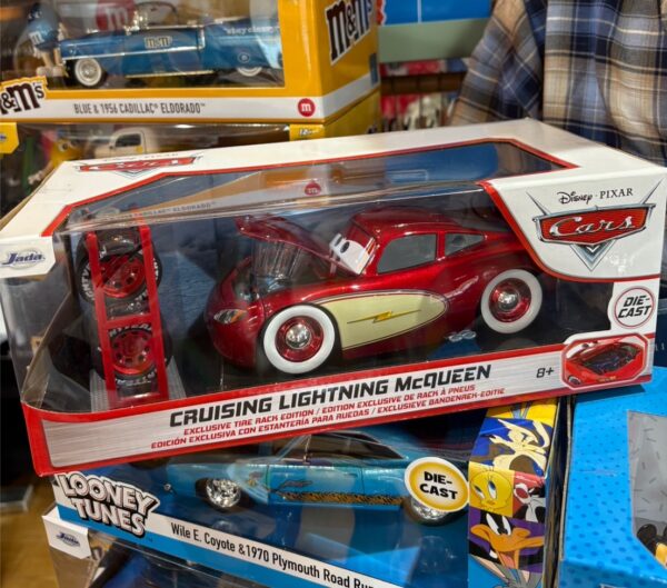 1:24 DISNEY PIXAR CARS Cruising Lightning McQueen with Tire Rack 【 カーズ 】ミニカー