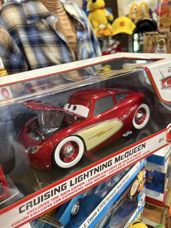 1:24 DISNEY PIXAR CARS Cruising Lightning McQueen with Tire Rack 【 カーズ 】ミニカー - 画像 (2)
