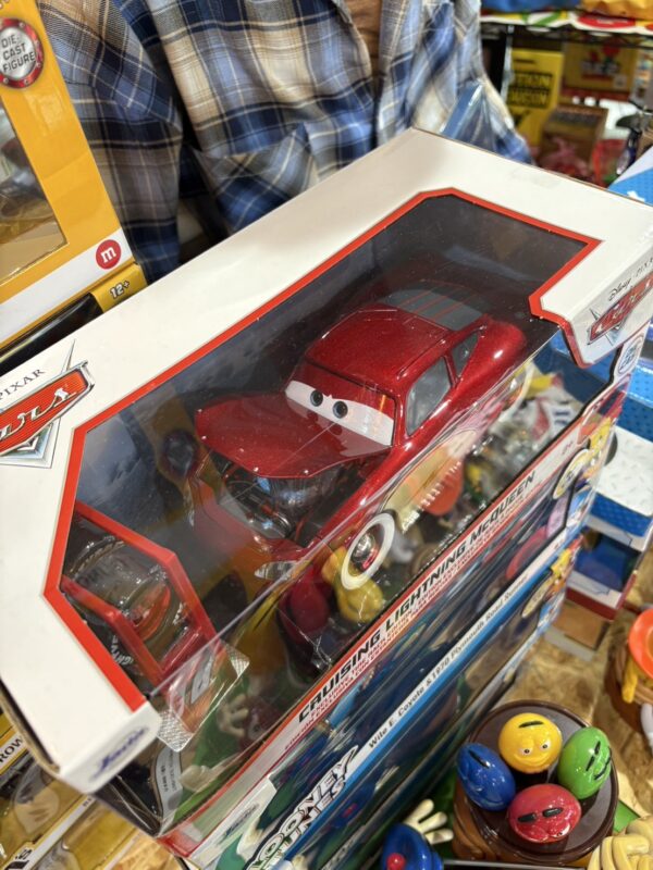1:24 DISNEY PIXAR CARS Cruising Lightning McQueen with Tire Rack 【 カーズ 】ミニカー - 画像 (3)